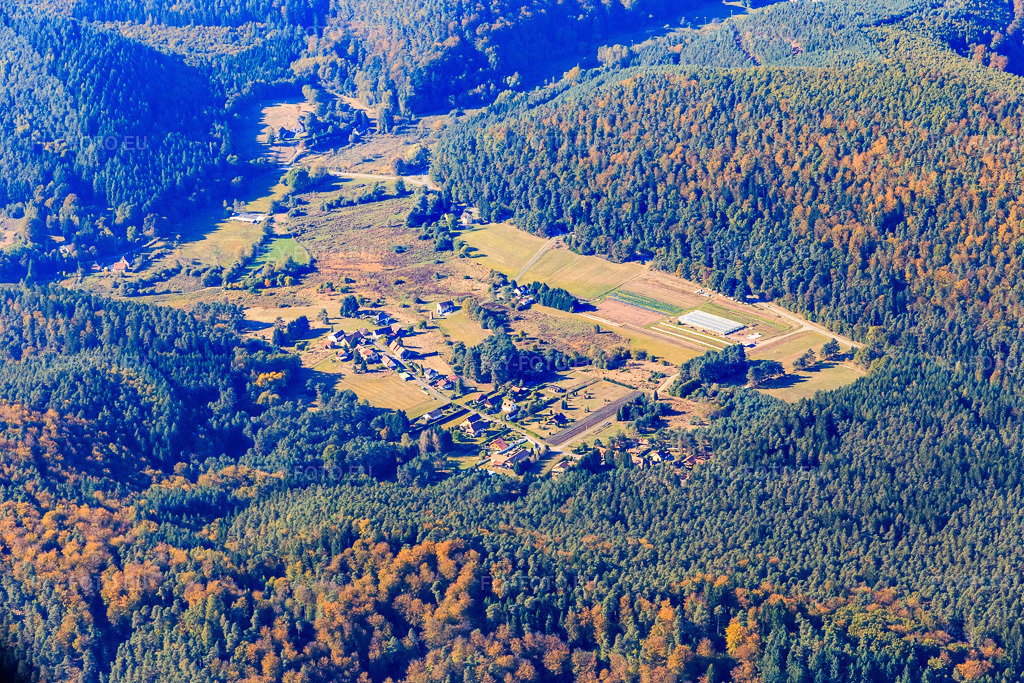 Vue aérienne: Le quartier de Hardt, vu de l'est à Sturzelbronn dans le département Moselle, France – .Photo: IMG_095122.jpg prise le 16/10/2016 par Werner Riehm/FLY-FOTO.eu – Résolution de l'original: 5472 x 3648 px