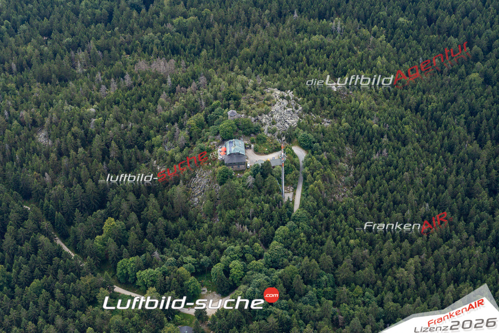 Die Luftaufnahme Kösseine - Tröstau wurde 2021 mittels Flugzeug (keine Drohne) erstellt. Hohe Auflösung -für große Poster und Wandbilder geeignet!