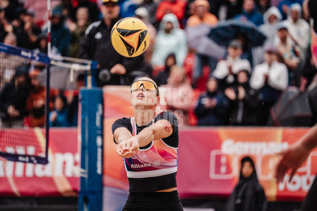 Beachvolleyball | Frauen | Allianz German Beach Tour 2025 | Tourstop Bremen | 15.06.2025 | Elea Beutel spielt den Ball