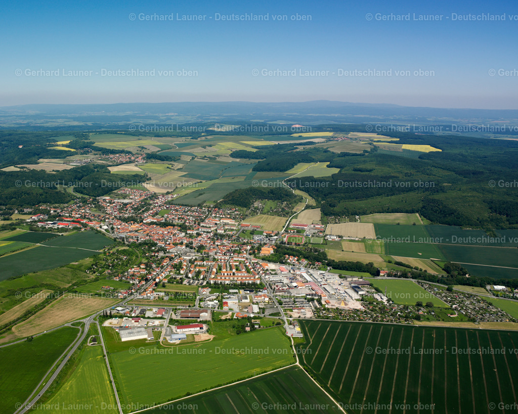 2634269 | LEINEFELDE 09.06.2006 Stadtansicht vom Stadtrand angrenzend an landwirtschaftliche Feldern  in Leinefelde im Bundesland Thüringen, Deutschland // City view from the outskirts with adjacent agricultural fields  in Leinefelde in the state Thuringia, Germany Foto: Gerhard Launer