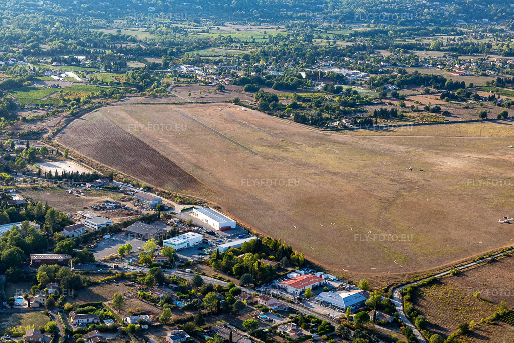 Vue aérienne: Aérodrome de Tourrettes à Fayence dans le département Var, France. Photo: IMG_129415.jpg prise le 18/09/2021 par Werner Riehm/FLY-FOTO.eu – Résolution de l'original: 5472 x 3648 px