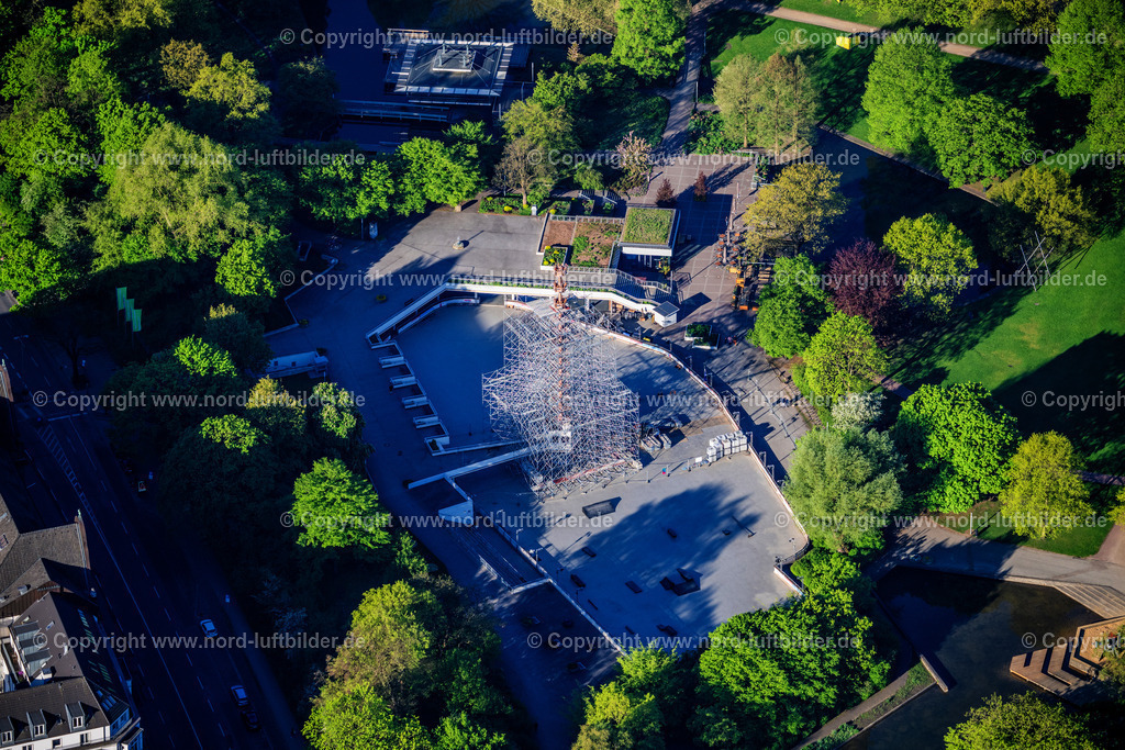 Hamburg_Eisarena_Eingerüsteter_Flutlichtturm_ELS_1238270425 | HAMBURG 27.04.2025 Sportstätten-Gelände der Eis Arena im Park Planten un Blomen im Ortsteil Sankt Pauli in Hamburg, Deutschland. // Sports facility grounds of the Eis Arena in the Planten un Blomen park in the Sankt Pauli district in Hamburg, Germany. Foto: Martin Elsen