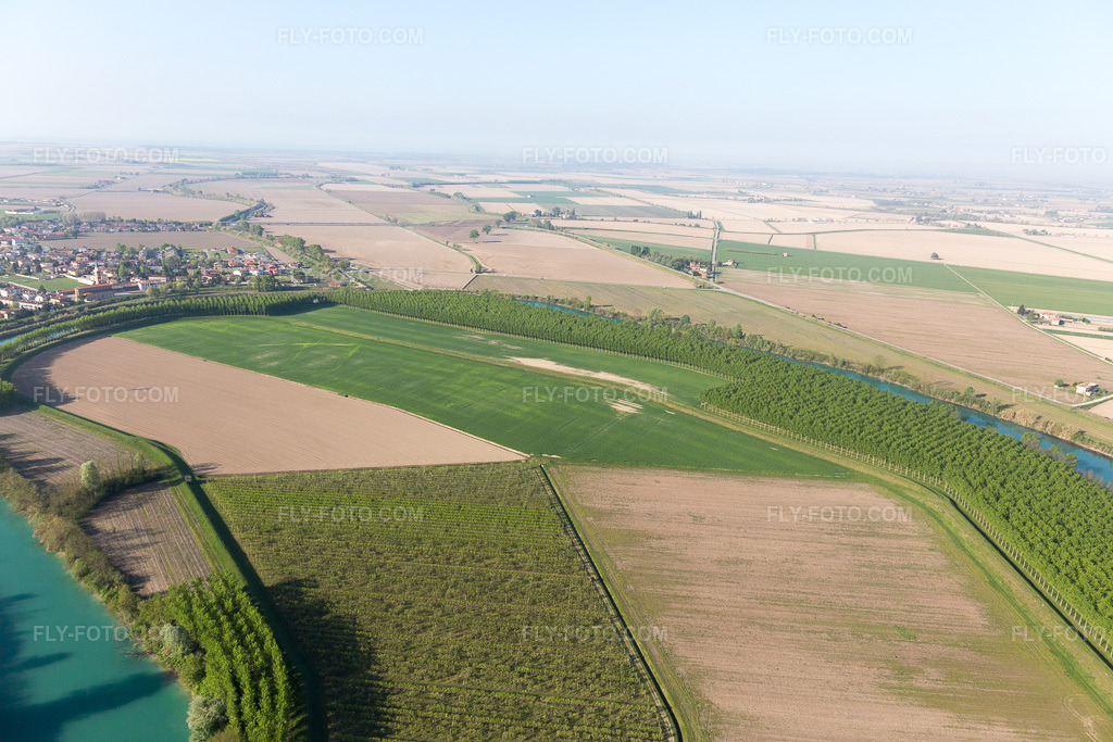 Aerial view: View of the town in San Filippo in the state Veneto, Italy.Photo: IMG_098816.jpg taken on 04/08/2017 by Werner Riehm/FLY-FOTO.comResolution of the original: 5472 x 3648 px