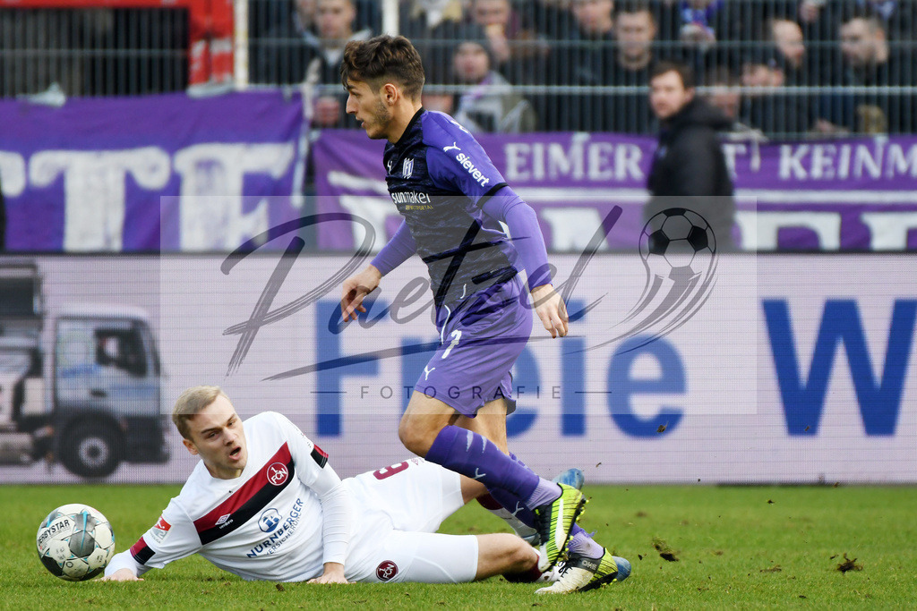20200208_OSNFCN_0082 | Fußball, Herren: Tim Handwerker (1. FC Nuernberg) und Bashkim Ajdini (VfL Osnabrueck) im Zweikampf waehrend des Spiels der 2. Bundesliga zwischen VfL Osnabrueck und 1. FC Nuernberg im Stadion an der Bremer Bruecke am 08.02.2020 in Osnabrueck, Deutschland.DFB / DFL REGULATIONS PROHIBIT ANY USE OF PHOTOGRAPHS AS IMAGE SEQUENCES AND/OR QUASI-VIDEO. - Realisiert mit Pictrs.com
