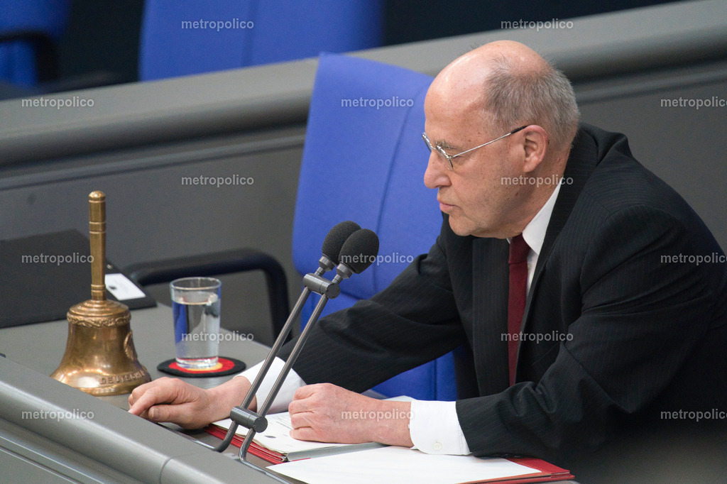 Gregor Gysi in seiner Rolle als Alterspräsident (6) | Metropolico