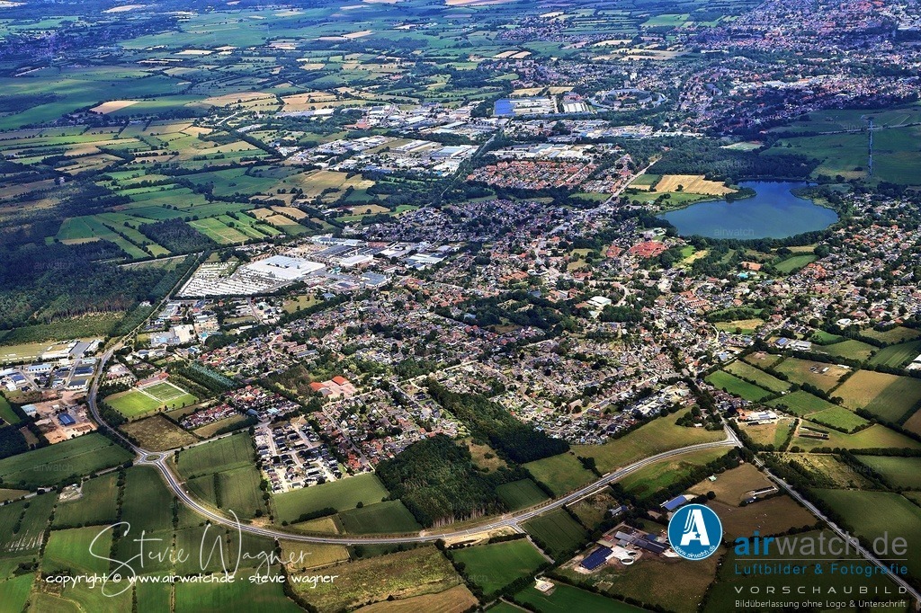 Luftbild Fockbek - Fockbek ist eine Gemeinde im Kreis Rendsburg-Eckernförde | Fockbek ist eine Gemeinde im Kreis Rendsburg-Eckernförde in Schleswig-Holstein, die nördlich des Nord-Ostsee-Kanals und westlich von Rendsburg liegt. Die Gemeinde hat eine Fläche von 26,65 km² und zählte am 31. Dezember 2024 6.561 Einwohner, was einer Bevölkerungsdichte von 246 Einwohnern je km² entspricht.