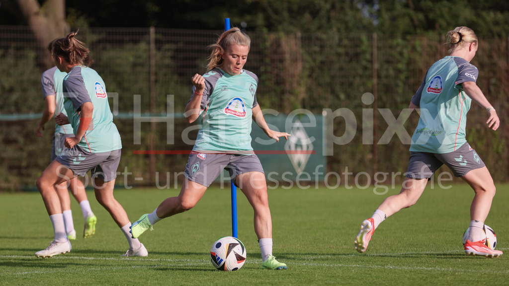 Fussball, Google Pixel Frauen-Bundesliga, Training SV Werder Bremen | v.li.: Ricarda Walkling (SV Werder Bremen, 13) am Ball, Einzelbild, Ganzkörper, Aktion, Action, Spielszene
