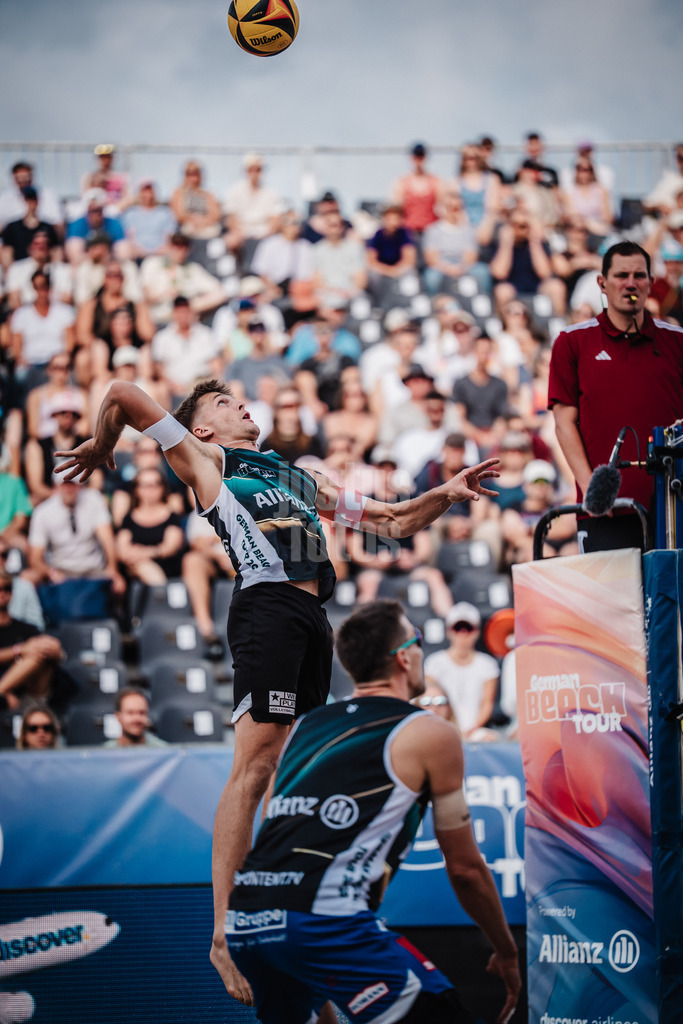 Beachvolleyball | Männer | Deutsche Meisterschaften 2025 Timmendorfer Strand | 04.09.2025 | Luis Kubo beim Angriff