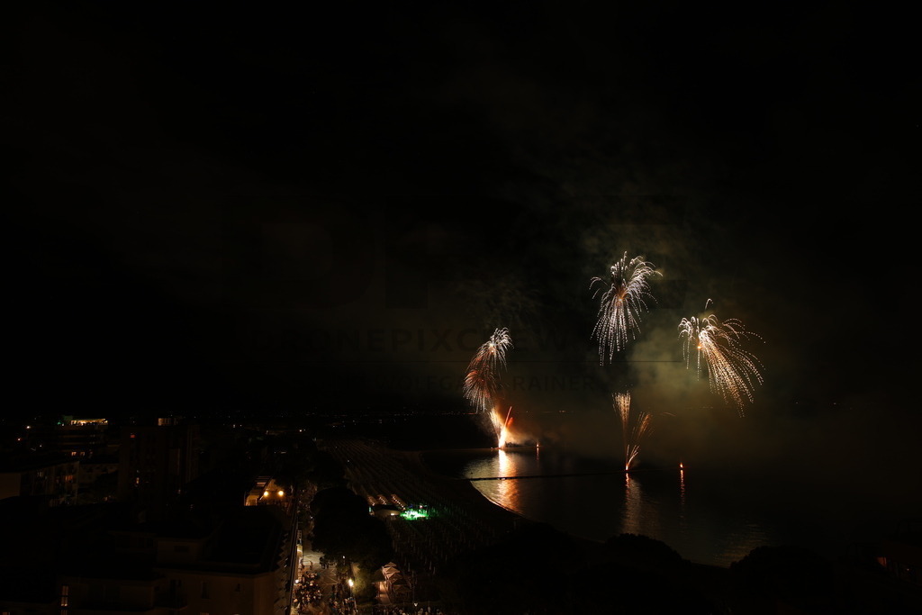 Ferragosto Fireworks in Grado, Italy | GRADO, ITALY, 15.AUG.26 - FIREWORKS - Ferragosto fireworks over the Adriatic Sea in Grado, Italy. Colorful fireworks light up the night sky above the beach, coastline and waterfront during the traditional summer celebration. - Realisiert mit Pictrs.com
