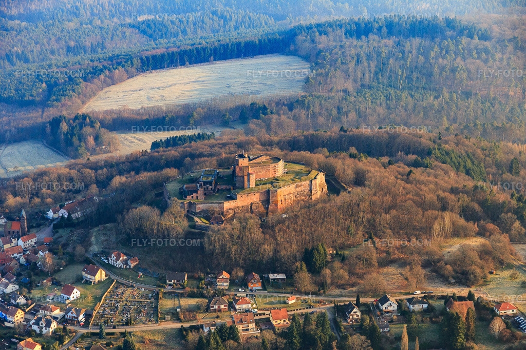 Aerial view: Castle ruins of the Château de Lichtenberg in the Northern Vosges in Lichtenberg in the state Bas-Rhin, France. – Photo: IMG_105279.jpg taken on 03/25/2018 by Werner Riehm/FLY-FOTO.com – Resolution of the original: 5472 x 3648 px