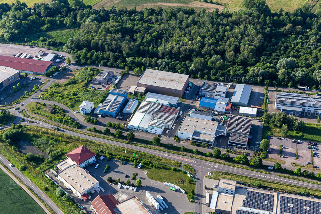 Luftbild: Sanitätshaus Römer GmbH & Co. KG in Herxheim bei Landau im Bundesland Rheinland-Pfalz in Deutschland. Foto: IMG_132314.jpg vom 03.06.2022 durch Werner Riehm/FLY-FOTO.deinstagram