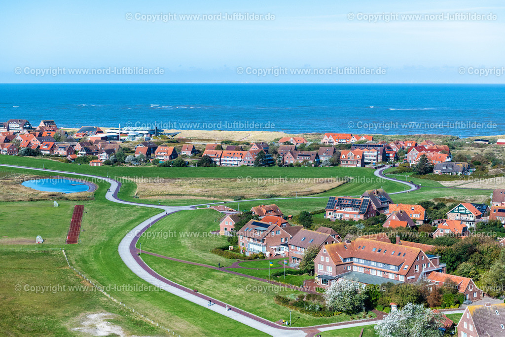 Baltrum_ELS_6294091022 | BALTRUM 09.10.2022 Ortsansicht der Straßen und Häuser der Wohngebiete von West- und Ost- Dorf auf der Nordsee- Insel Baltrum im Bundesland Niedersachsen. Weiterführende Informationen bei: Nordseeheilbad Insel Baltrum. // Town View of the streets and houses of the residential areas in Ostdorf and Westdorf on the North Sea island Baltrum in the state Lower Saxony. Further information at: Nordseeheilbad Insel Baltrum. Foto: Martin Elsen