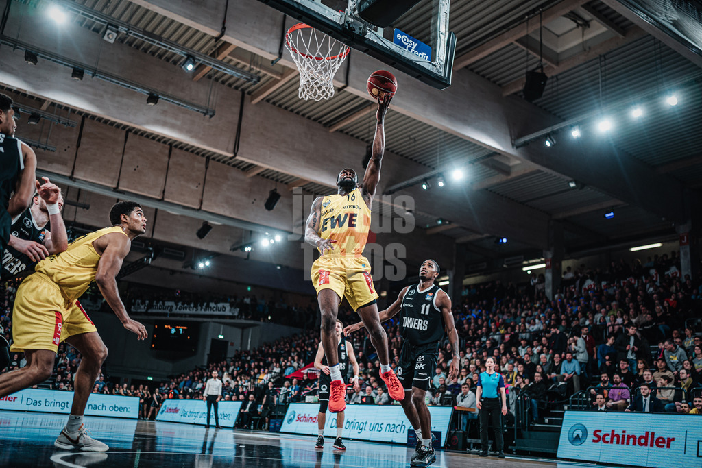 Basketball | Männer | Saison 2023/2024 | easyCredit Basketball Bundesliga | Veolia Towers Hamburg vs. EWE Baskets Oldenburg | 20.01.2024 | Chaundee Brown Jr. (#16, EWE Baskets Oldenburg) mit einem Korbleger