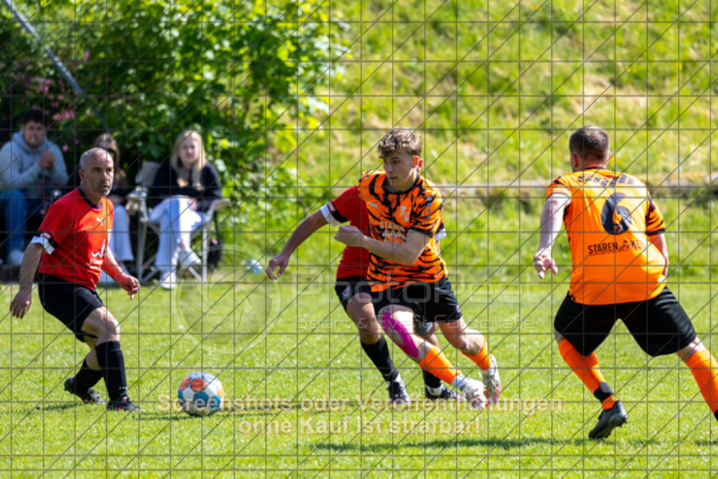 20250518_163222_0340 | #,TV Birenbach (rot) vs. SGM Jebenhausen/Bezgenriet II (organge), Fussball, Kreisliga B8 - Bezirk Neckar/Fils, 27. Spieltag, Saison 2024/2025, Rasenplatz, Sportplatz Birenbach, Turnhallenweg 8, 73102 Birenbach, 18.05.2025 - 15:00 Uhr,Foto: PhotoPeet-Sportfotografie/Peter Harich