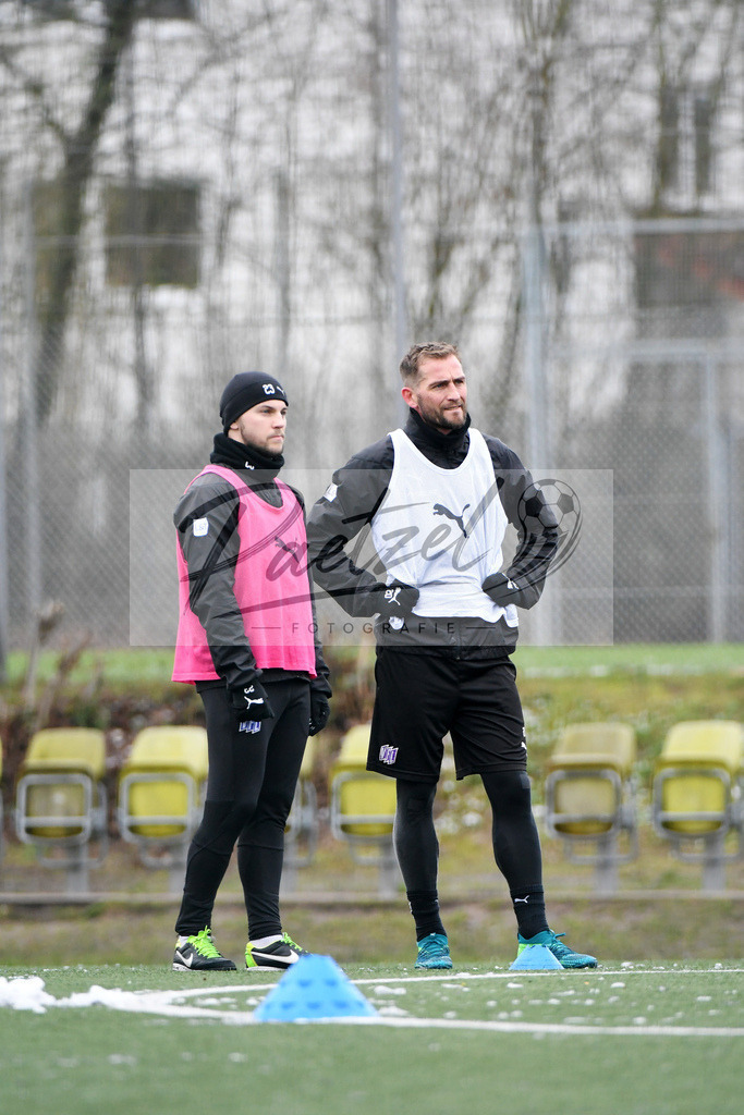 20200226_TRAOSN_0107 | Fussball, Herren: David Blacha (VfL Osnabrueck) und Marc Heider (VfL Osnabrueck) schauen waehrend der Trainingseinheit des VfL Osnabrueck im Sportpark Illoshoehe am 26.02.2020 in Osnabrueck, Deutschland. - Realisiert mit Pictrs.com