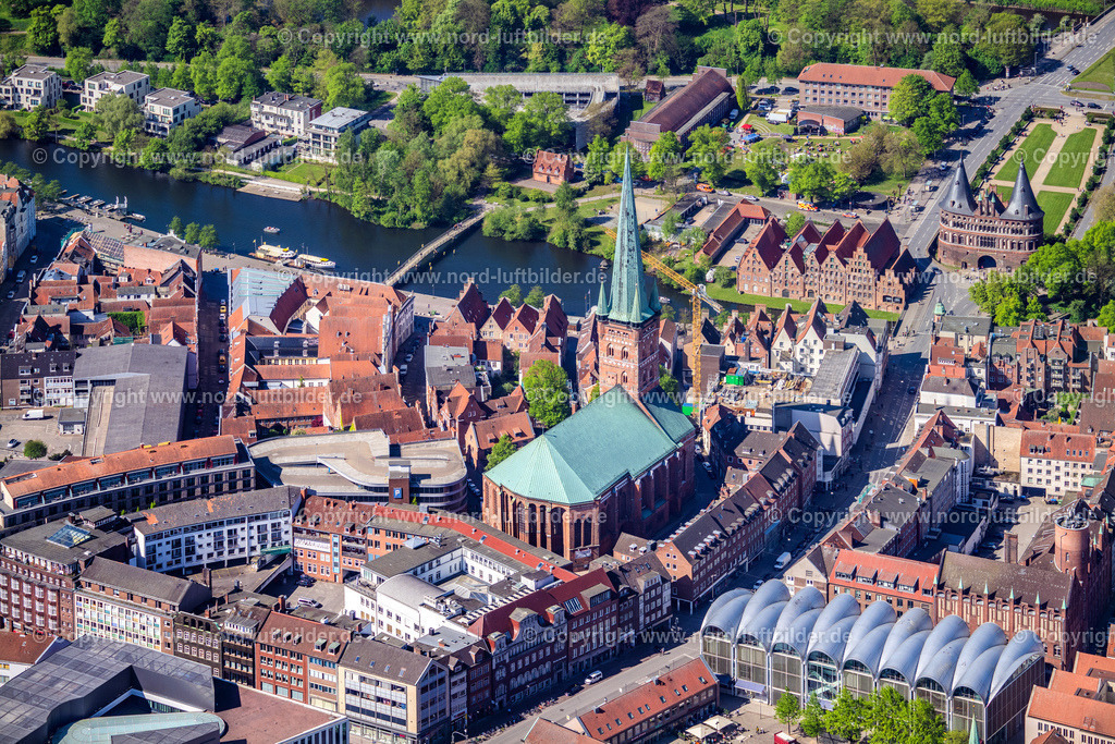 Lübeck_Holstentor_ELS_9888010524 | LüBECK 01.05.2024 Kirchengebäude " St. Petri Kirche " im Altstadt- Zentrum der Innenstadt in Lübeck im Bundesland Schleswig-Holstein, Deutschland. Weiterführende Informationen bei: St. Petri Kuratorium. // Church building in " St. Petri Kirche " Old Town- center of downtown in Luebeck in the state Schleswig-Holstein, Germany. Further information at: St. Petri Kuratorium. Foto: Martin Elsen