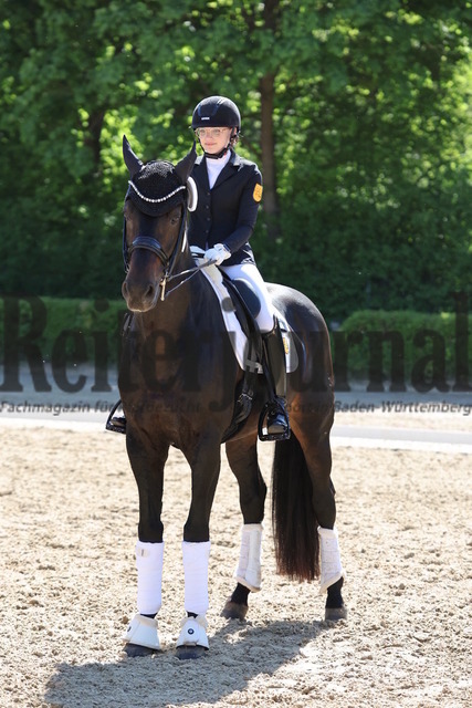 Böblingen_2025_Prfg.Nr.08_Dressurprüfung_Kl.M_Nürnberger Burgpokal_Siegerehrung_Prfg.Nr.08__ (7) | Alle Fotos der Reiterjournal Fotografin Doris Matthaes im Reiterjournal Online-Fotoshop. - Realisiert mit Pictrs.com