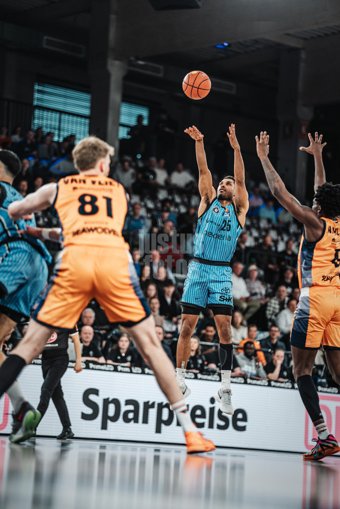 Basketball | Männer | Saison 2025/2026 | easyCredit Basketball Bundesliga | 13. Spieltag | Veolia Towers Hamburg vs. Rostock Seawolves | 22.04.2026 | Kenneth Ogbe (#25, Veolia Towers Hamburg) beim Wurf