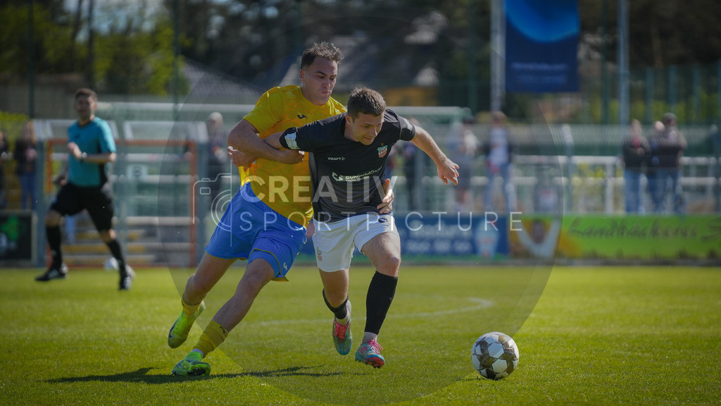 FFußball, Herren, Saison 2025/2026, Regionalliga Nordost, 31. Spieltag, FSV 63 Luckenwalde vs. FSV Zwickau, Sonntag 26.04.2026, Werner-Seelenbinder-Stadion Luckenwalde | Fußball, Herren, Saison 2025/2026, Regionalliga Nordost, 31. Spieltag, FSV 63 Luckenwalde vs. FSV Zwickau, Sonntag 26.04.2026, Werner-Seelenbinder-Stadion Luckenwalde, Im Bild: Simon Gollnack (l. Luckenwalde) und Nick Breitenbücher (r. Zwickau) - Realisiert mit Pictrs.com