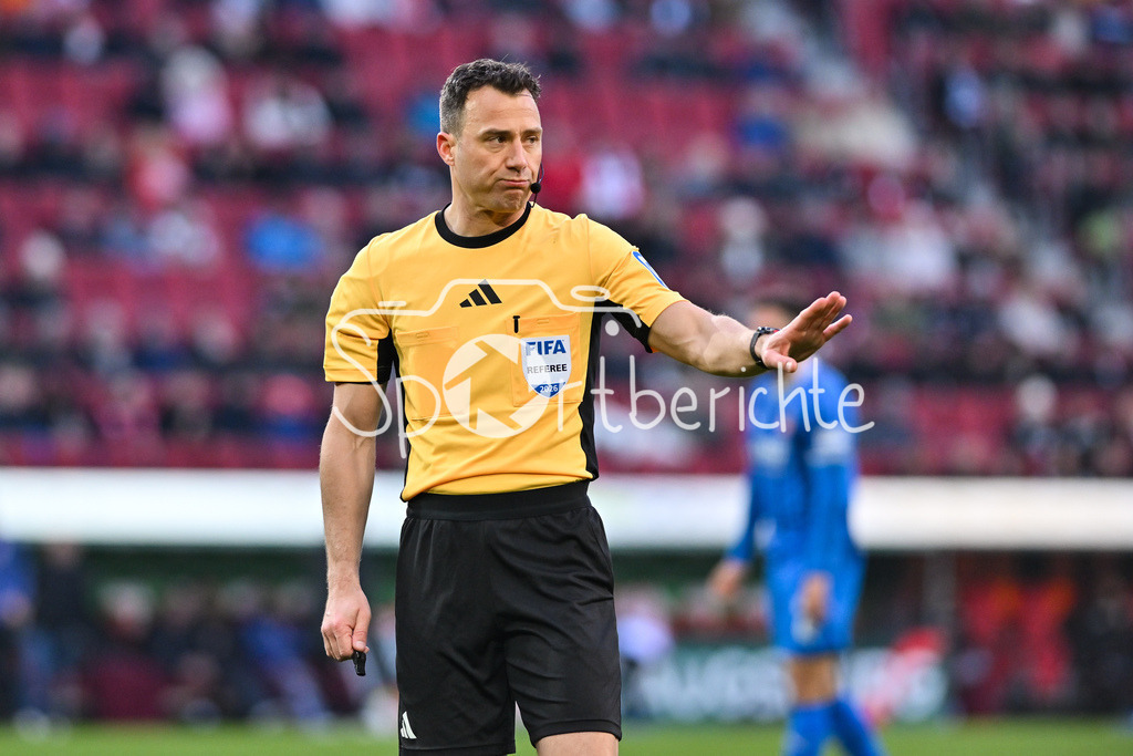 FC Augsburg - 1. FC Heidenheim | AUGSBURG, GERMANY - 15. FEBRUARY: im Bild Schiedsrichter Felix ZWAYER / Einzelfoto / Freisteller während dem Bundesligamatch zwischen dem FC Augsburg und dem 1. FC Heidenheim am 22. Spieltag in der WWK-Arena