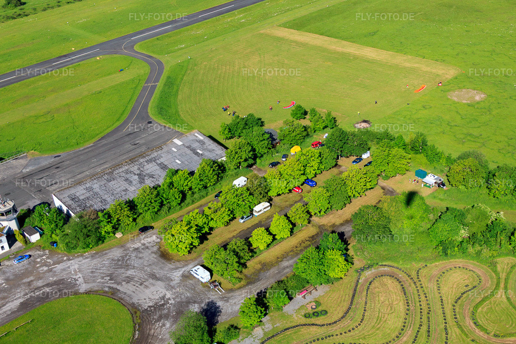 Luftbild: Parkplatz des Flugplatz Höxter-Holzminden (EDVI) im Ortsteil Albaxen in Höxter im Bundesland Nordrhein-Westfalen in Deutschland.Foto: IMG_65783.jpg vom 25.05.2014 durch Werner Riehm/FLY-FOTO.deAuflösung des Originals: 4752 x 3168 pxWWW.FLUGPLATZ-HX.DE