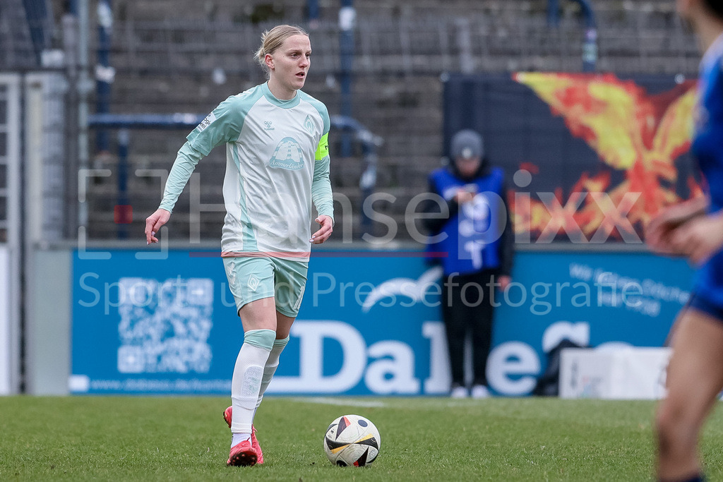 Fussball, Google Pixel Frauen-Bundesliga, 1. FFC Turbine Potsdam - SV Werder Bremen | v.li.: Lina Hausicke (SV Werder Bremen, 18) am Ball, Einzelbild, Ganzkörper, Aktion, Action, Spielszene, DIE DFB-RICHTLINIEN UNTERSAGEN JEGLICHE NUTZUNG VON FOTOS ALS SEQUENZBILDER UND/ODER VIDEOÄHNLICHE FOTOSTRECKEN. DFB REGULATIONS PROHIBIT ANY USE OF PHOTOGRAPHS AS IMAGE SEQUENCES AND/OR QUASI-VIDEO.