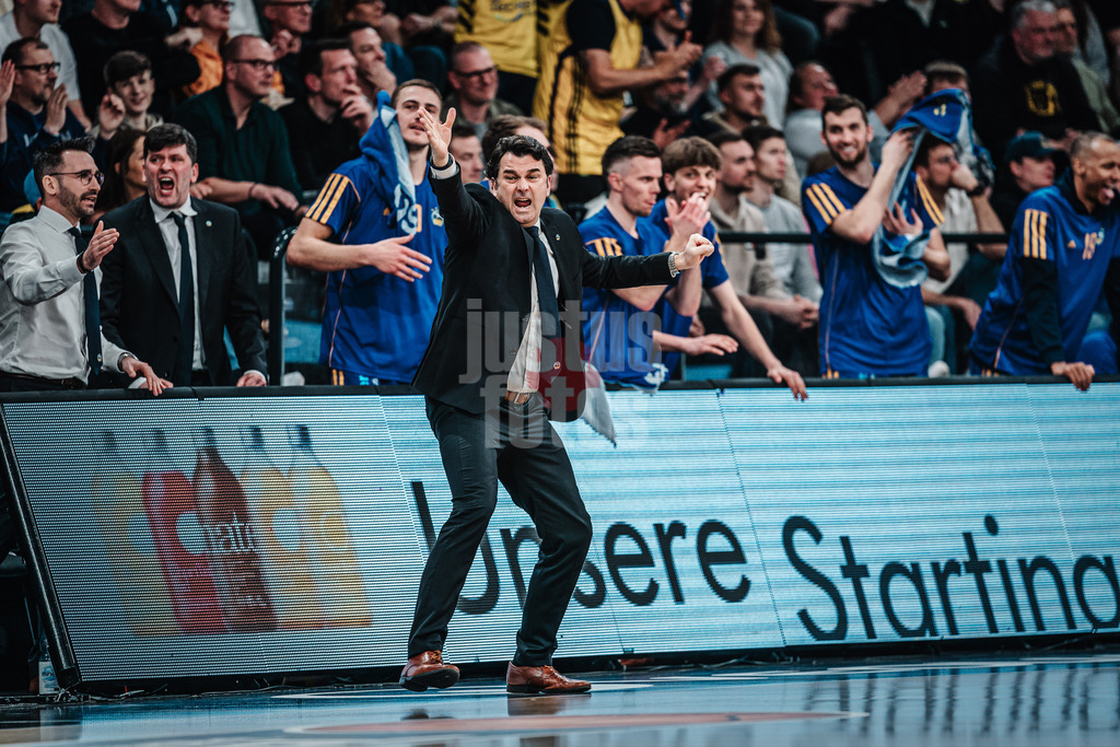Basketball | Männer | Saison 2023/2024 | easyCredit Basketball Bundesliga | Veolia Towers Hamburg vs. Alba Berlin | 17.04.2024 | Trainer Israel Gonzalez (Alba Berlin) eine Mischung aus jubeln und anheizen