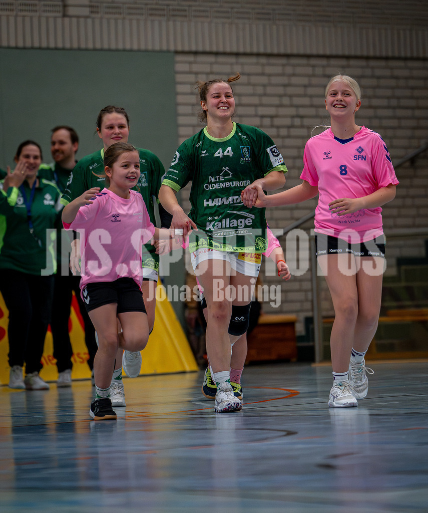 Handball I Frauen I Saison 2025-2026 I 3. Liga Staffel Nord I 10. Spieltag I SC SFN Vechta - HSG Blomberg-Lippe II I 0067 | Maya Janßen (44, SC SFN Vechta) Hand in Hand gleich nach dem Vechtaer Motto HandHerzVechta - Realisiert mit Pictrs.com
