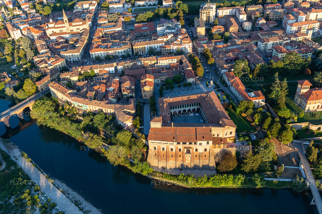 Aerial view: Castello di Cassano d'Adda, Villa Gabbioneta in Cassano d’Adda in the state Lombardy, Italy. – Photo: IMG_134470.jpg taken on 09/19/2022 by Werner Riehm/FLY-FOTO.com – Resolution of the original: 5050 x 3367 px – Il Castello | Eventi Unici | Milano – WWW.LOMBARDIABENICULTURALI.IT