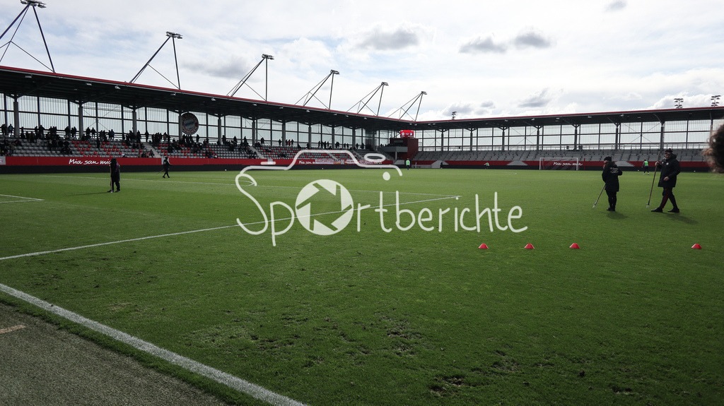 FC Bayern München U19 - TSG 1899 Hoffenheim U19 | Die Spielstaette des FC Bayern Campus erstrahlt in der Fruehlingssonne / Stadion / Stadionfoto / Symbolbild / Stadionbild / Ball / Sonne / Fussballplatz / Fussballstadion