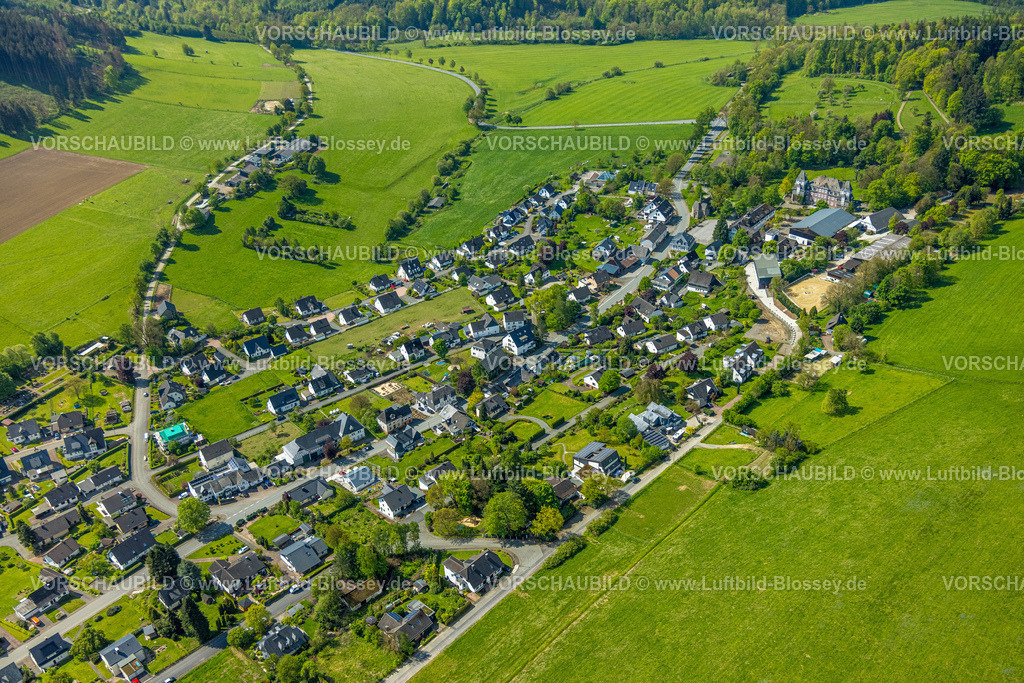 Olsberg240503068 | Luftbild, Ortsansicht Wohngebiet Kreisstraße, Schloss Gevelinghausen, Kirche St. Maria Magdalena, Wiesen und Felder, Gevelinghausen, Olsberg, Sauerland, Nordrhein-Westfalen, Deutschland