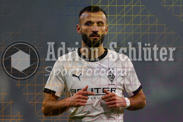 Borussia Mönchengladbach vs Karlsruher SC - DFB-Pokal 2. Runde | Mönchengladbach, Deutschland, 28.10.25:   Franck Honorat (Borussia Mönchengladbach) schaut waehrend des Spiels der DFB-Pokal 2. Runde zwischen Borussia Mönchengladbach vs Karlsruher SC im Stadion im Borussia Park(Foto von Brauer-Fotoagentur / Adrian Schlueter)