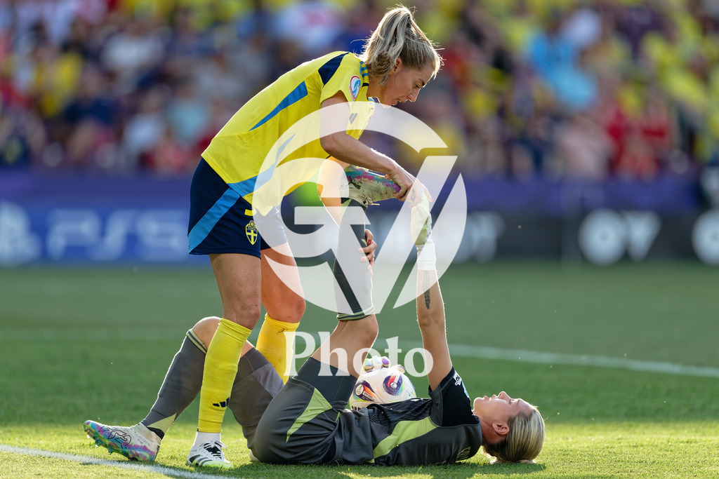Denmark v Sweden - UEFA Women's EURO 2025 Group C | GENEVA, SWITZERLAND - JULY 4: Linda Sembrant of Sweden (L) helps Jennifer Falk of Sweden (R) while she has cramps during the UEFA Womens EURO 2025 Group C match between Denmark and Sweden at Stade de Geneve on July 4, 2025 in Geneva, Switzerland. (Photo by Giuseppe Velletri/Sports Press Photo/Getty Images)