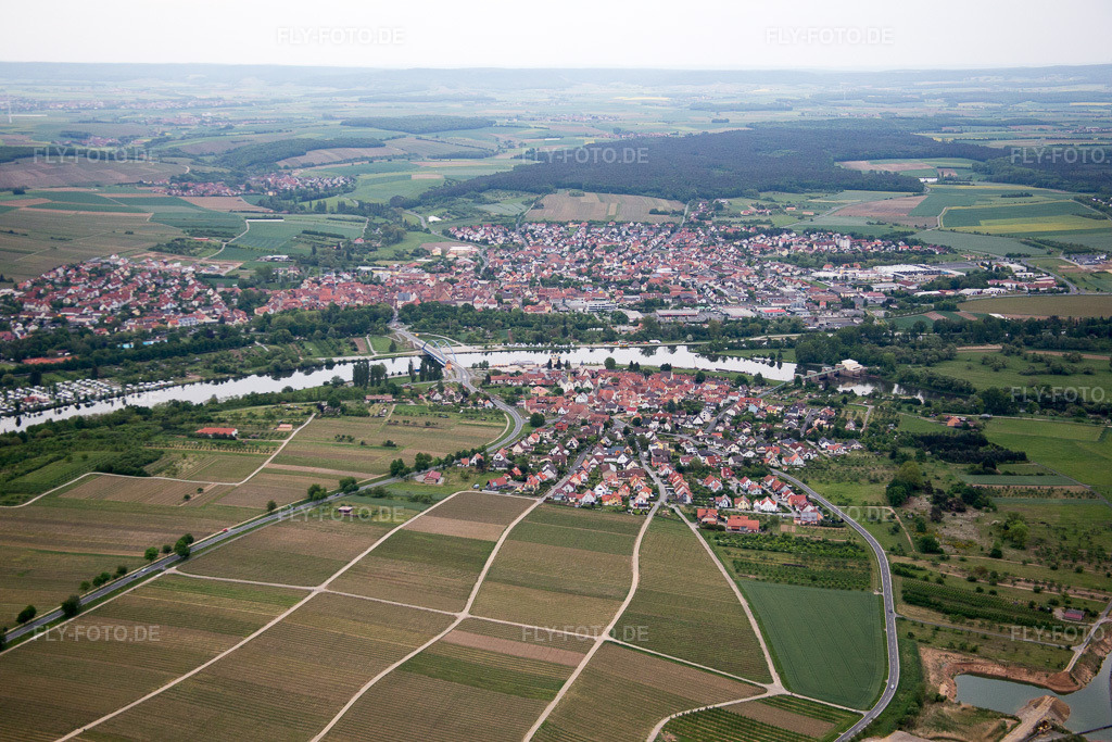 Luftbild: Ortsansicht von Westen im Ortsteil Astheim in Volkach im Bundesland Bayern in Deutschland. Foto: IMG_078875.jpg vom 14.05.2015 durch Werner Riehm/FLY-FOTO.de