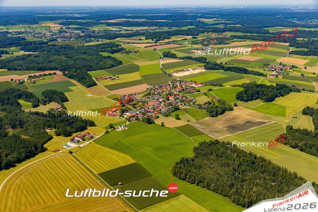 Luftaufnahme  Berganger  Baiern Das Luftbild wurde 2025 vom UL-Flugzeug heraus erstellt ( keine Drohne ) - Hochauflösende Luftaufnahme -Nicht vergleichbar mit Google Maps oder Satelittenbilder- Die Geschenkidee !Mit Lizenz und Bildrechte bestellbar