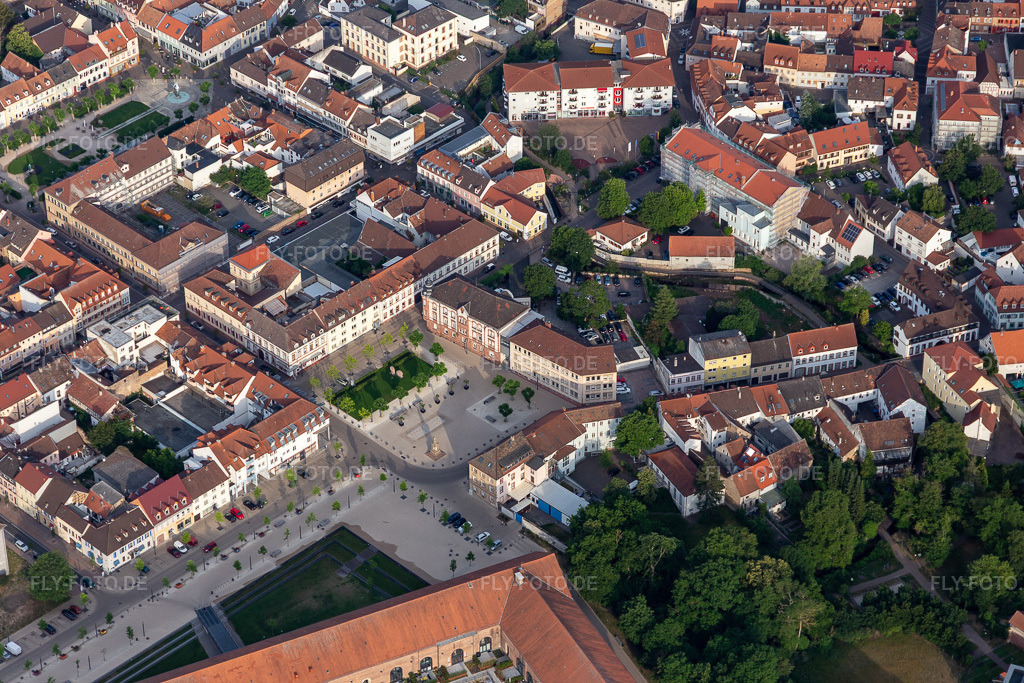 Luftbild: Luitpoldplatz, Kreisverwaltung in Germersheim im Bundesland Rheinland-Pfalz in Deutschland. Foto: IMG_120805.jpg vom 03.06.2020 durch Werner Riehm/FLY-FOTO.de