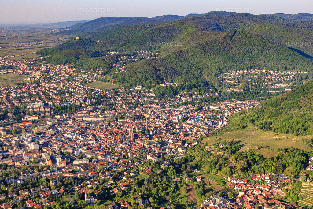 Luftbild: Stadtansicht aus NP in Neustadt an der Weinstraße im Bundesland Rheinland-Pfalz in Deutschland. Foto: IMG_64671.jpg vom 04.05.2014 durch Werner Riehm/FLY-FOTO.deAuflösung des Originals: 4314 x 2876 px
