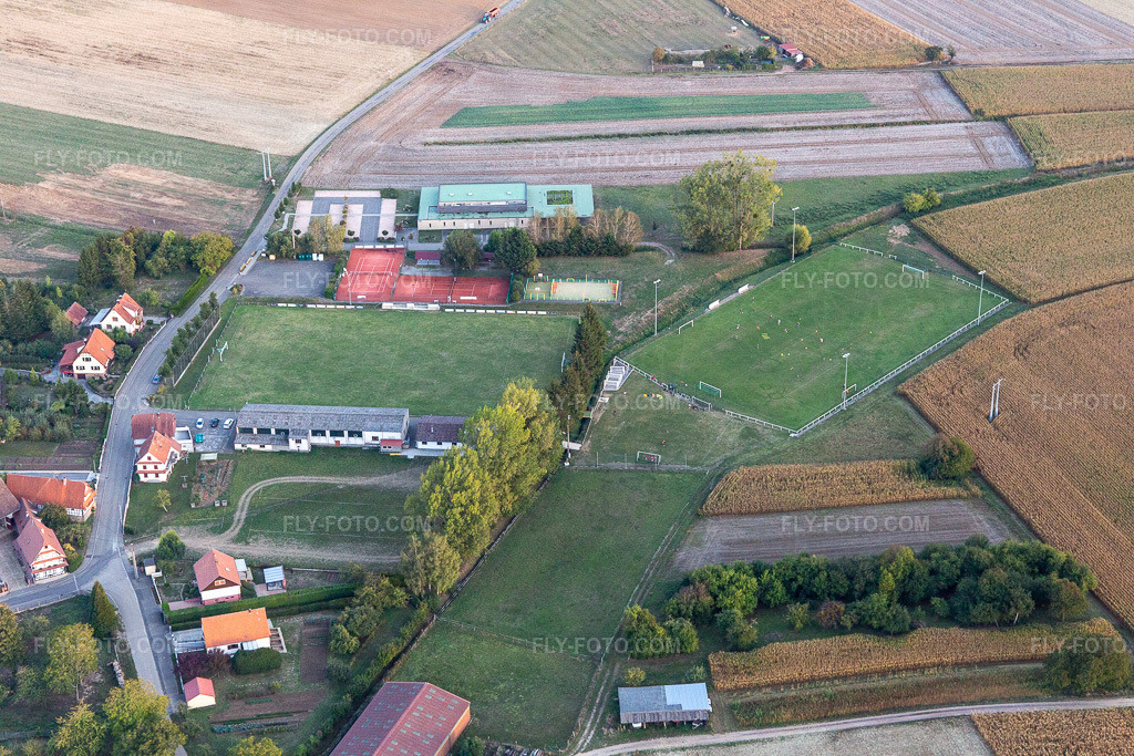 Aerial view: Terrain de Foot in Hunspach in the state Bas-Rhin, France. – Photo: IMG_123292.jpg taken on 09/30/2020 by Werner Riehm/FLY-FOTO.com – Resolution of the original: 5472 x 3648 px