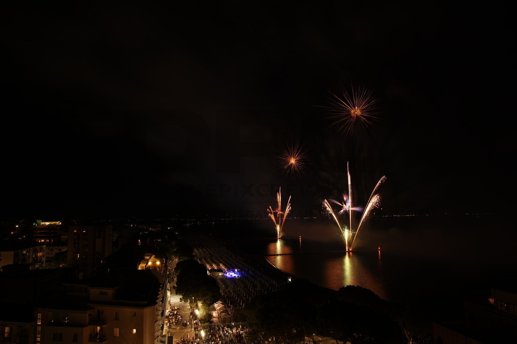 Ferragosto Fireworks in Grado, Italy | GRADO, ITALY, 15.AUG.26 - FIREWORKS - Ferragosto fireworks over the Adriatic Sea in Grado, Italy. Colorful fireworks light up the night sky above the beach, coastline and waterfront during the traditional summer celebration. - Realisiert mit Pictrs.com