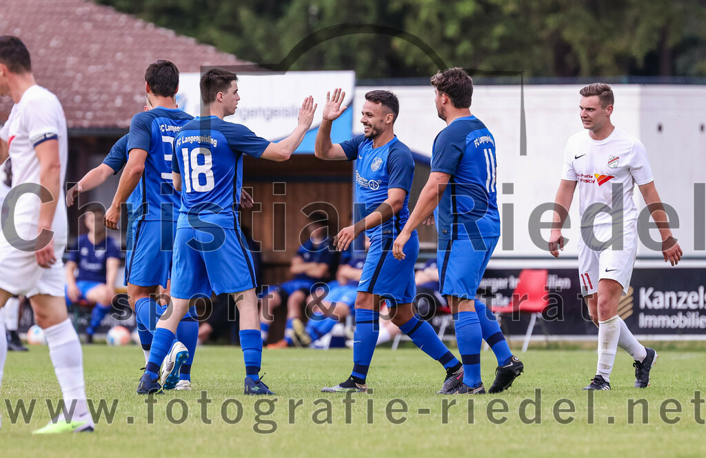 2023-06-30_066_FC_Langengeisling_gegen_VfB_Forstinning | Erding, Deutschland, 30.06.2023:
Fußball, Bezirksliga Oberbayern Ost 2023 / 2024, Testspiel, FC Langengeisling gegen VfB Forstinning, Endergebnis: 3:0

Jubel nach dem 2:0 durch Florian Rupprecht (FC Langengeisling, #11)
Kilian Stenzel (FC Langengeisling, #32), Paul Bucher (FC Langengeisling, #18), Maximilian Hintermaier (FC Langengeisling, #13), Florian Rupprecht (FC Langengeisling, #11), Niko Papatzimos (VfB Forstinning, #11)

Foto: Christian Riedel / fotografie-riedel.net
