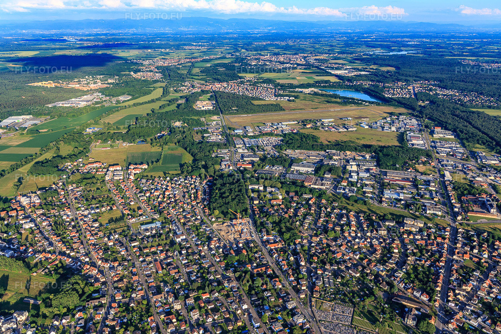Vue aérienne: Vue d'ensemble de la ville orientée vers l'est à le quartier Bildstoeckel Est in Hagenau dans le département Bas Rhin, France – .Photo: IMG_115485.jpg prise le 16/06/2019 par Werner Riehm/FLY-FOTO.eu – Résolution de l'original: 5348 x 3565 px