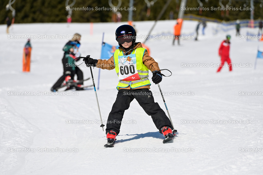 SRF_27.02.2026_650 | Skirennfotos,Serfaus,Fiss,Ladis,Kinderskirennen,Winter,Tirol,Oberland,skirace,SFL,feelfree,weil wir's genießen,ski,Ski,skifahren,Sonnenplateau, - Realisiert mit Pictrs.com