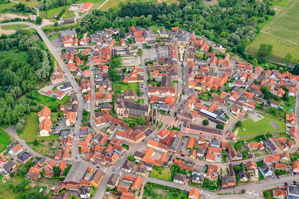 Vue aérienne: Centre-ville avec église Saint-Étienne à Seltz dans le département Bas Rhin, France – .Photo: IMG_28772.jpg prise le 14/06/2010 par Werner Riehm/FLY-FOTO.eu – Résolution de l'original: 4752 x 3168 px – SELTZPAROISSE.FREE.FR/
