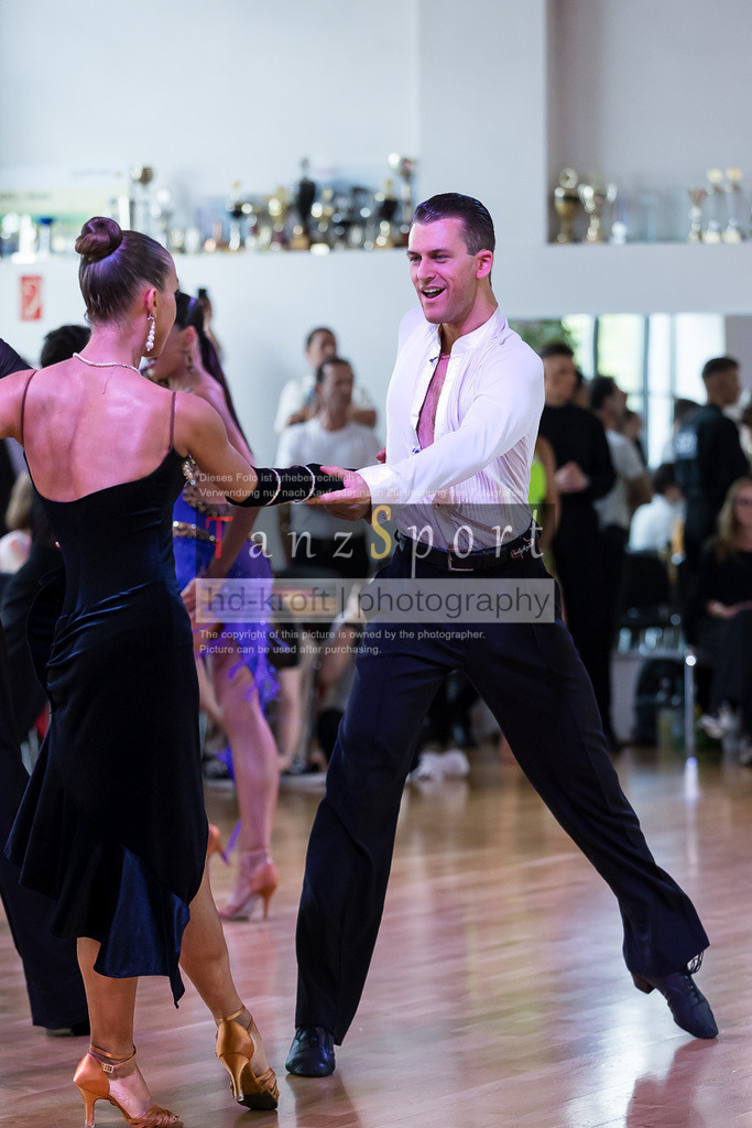 20240616_D-Cup-HGR-Latein_3056 | Tanzsportbilder, Standardtanz, Lateintanz, WDSF, DTV, LTVB, dancecomp, goc, hessen tanzt, blaues band der spree, walzer, tango, wiener walzer, slowfox, quickstepp, samba, rumba, cha-cha-cha, paso doble. jive, hd-kroft photography, turniertanzsport