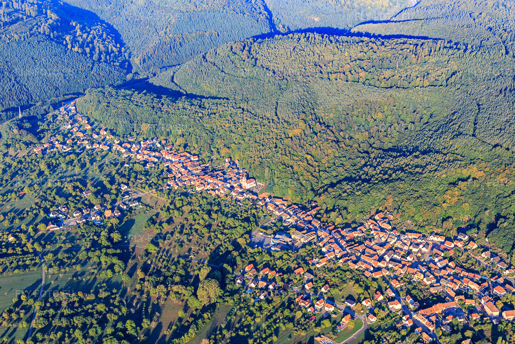 Vue aérienne: Vue de la ville depuis le nord-est à Saint-Jean-Saverne dans le département Bas Rhin, France – .Photo: IMG_111658.jpg prise le 16/09/2018 par Werner Riehm/FLY-FOTO.eu – Résolution de l'original: 5472 x 3648 px