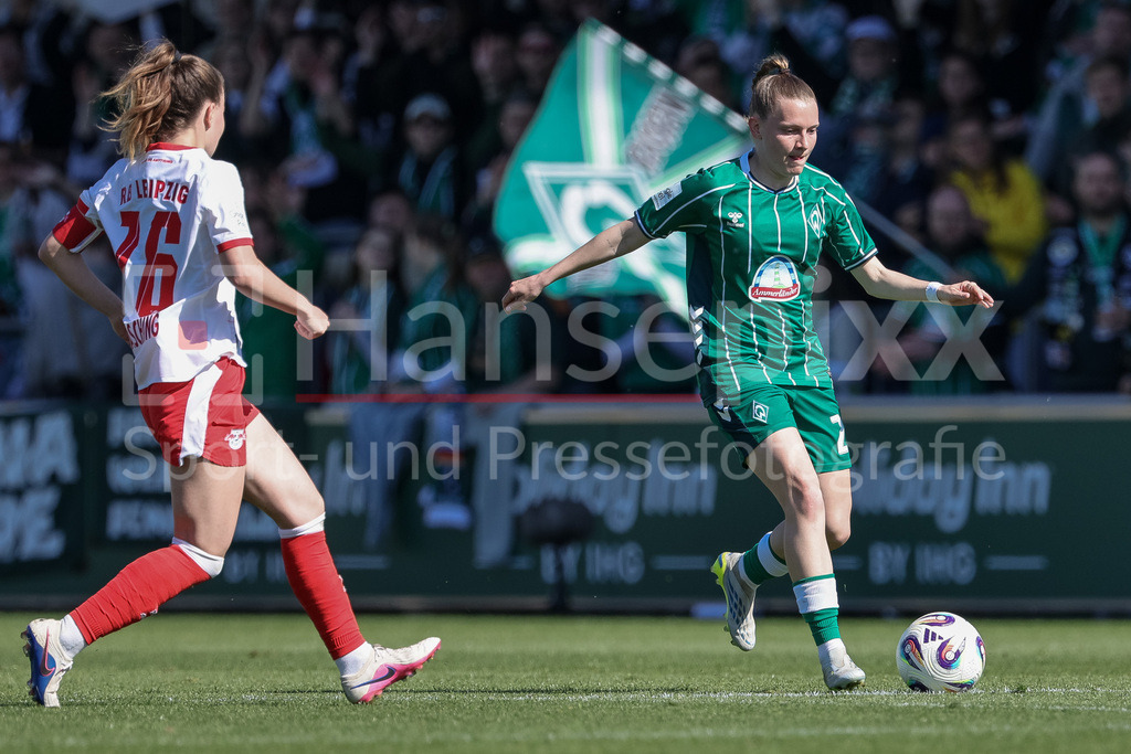 Fussball, Google Pixel Frauen-Bundesliga, RB Leipzig - SV Werder Bremen | v.li.: Annabel Schasching (RB Leipzig, 16) und Sarah Ernst (SV Werder Bremen, 26) im Zweikampf, Duell, Dynamik, Aktion, Action, Spielszene, DIE DFB-RICHTLINIEN UNTERSAGEN JEGLICHE NUTZUNG VON FOTOS ALS SEQUENZBILDER UND/ODER VIDEOÄHNLICHE FOTOSTRECKEN. DFB REGULATIONS PROHIBIT ANY USE OF PHOTOGRAPHS AS IMAGE SEQUENCES AND/OR QUASI-VIDEO.