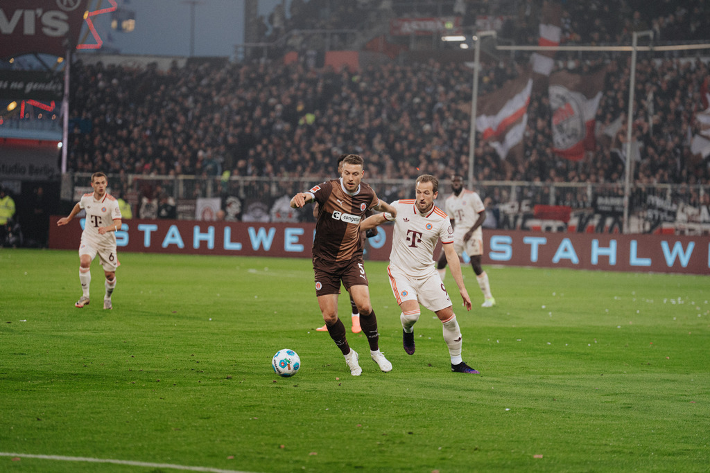FCS09706 | Der offizielle Shop für FC St. Pauli Fotos. Wähle aus Spielszenen & Fanmomenten dein FCSP Wunschformat. Wir liefern Millerntor-Atmosphäre.