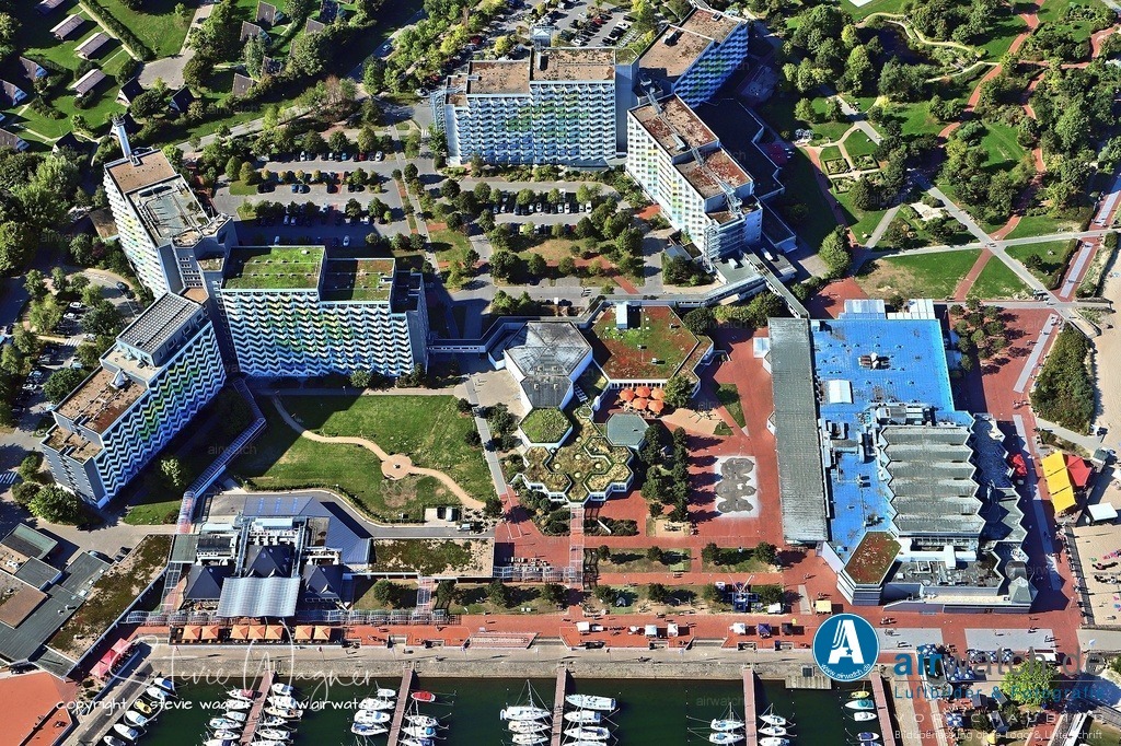 Luftbild Ostsee Resort Damp - Die VAMED Rehaklinik Damp ist eine renommierte Rehabilitationseinrichtung | Die VAMED Rehaklinik Damp ist eine renommierte Rehabilitationseinrichtung mit über 40 Jahren Erfahrung, die eine erfolgreiche medizinische Betreuung in idyllischer Lage direkt am Sandstrand bietet. Die Klinik spezialisiert sich auf verschiedene Indikationen und arbeitet eng mit Kostenträgern sowie Sozialdiensten zusammen.