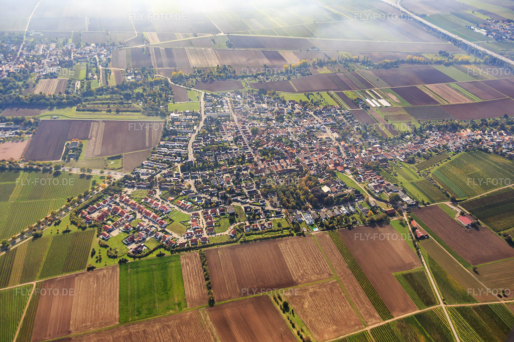 Luftbild: Ortsansicht aus Norden im Ortsteil Leiselheim in Worms im Bundesland Rheinland-Pfalz in Deutschland. Foto: IMG_074813.jpg vom 18.10.2014 durch Werner Riehm/FLY-FOTO.deAuflösung des Originals: 5472 x 3648 px