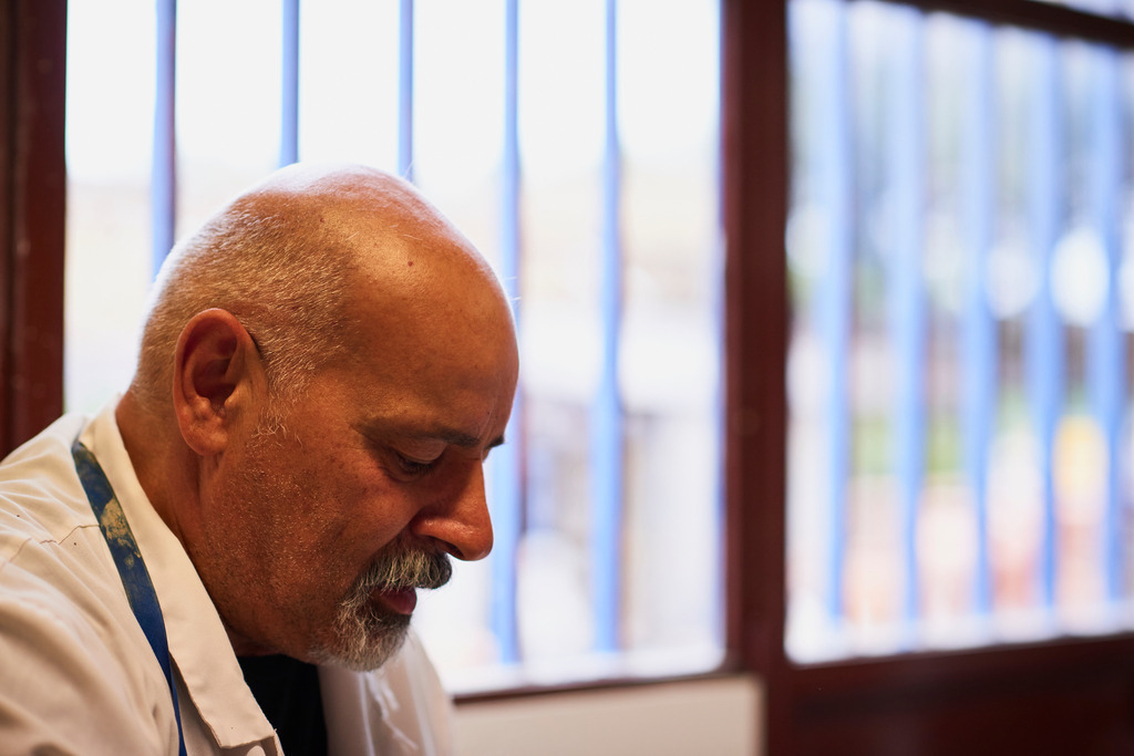 Maestro Caravaggi in der Werkstatt | Deruta, Italien - August 31, 2016: Keramikmanufaktur Torretti; Maestro Caravaggi in der Werkstatt beim töpfern. - Realisiert mit Pictrs.com